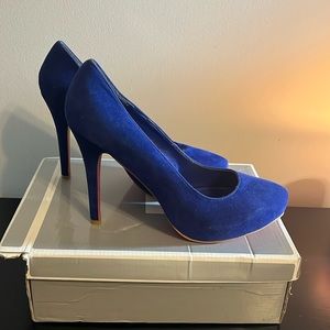 Nice Blue Women Heels Size 7.5 (velvet Like look and feel)